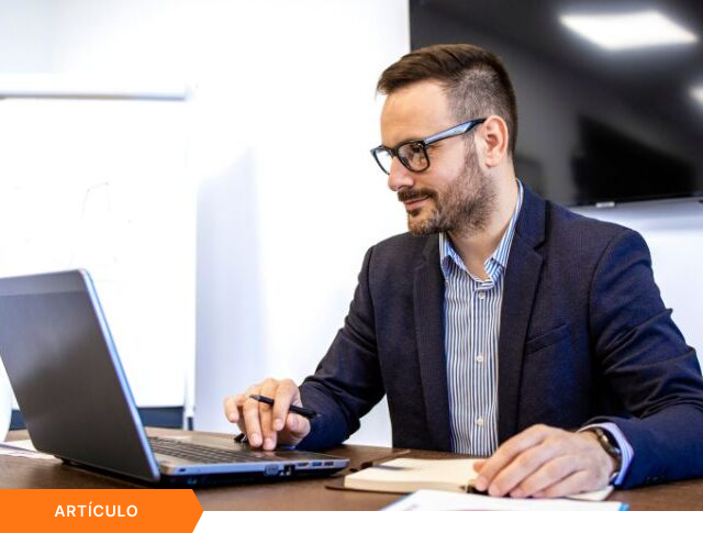 Ejecutivo consultando artículos sobre gestión de proyectos e innovación empresarial para la optimización de un portafolio estratégico desde su oficina.