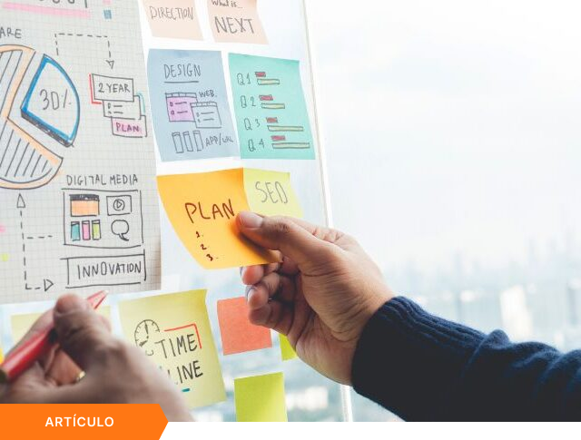 Visualización de una estrategia de SEO e innovación empresarial integrada en la gestión de proyectos de un portafolio estratégico corporativo.