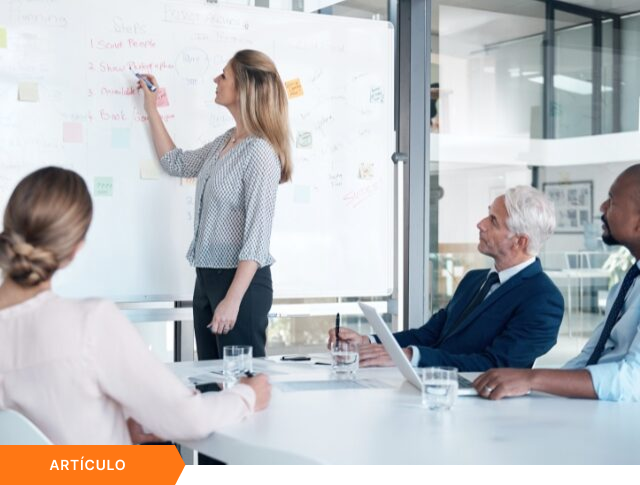 Equipo de profesionales colaborando en una sesión de planificación estratégica en una pizarra para la gestión de proyectos y la innovación empresarial, enmarcado como imagen de cabecera para un artículo.