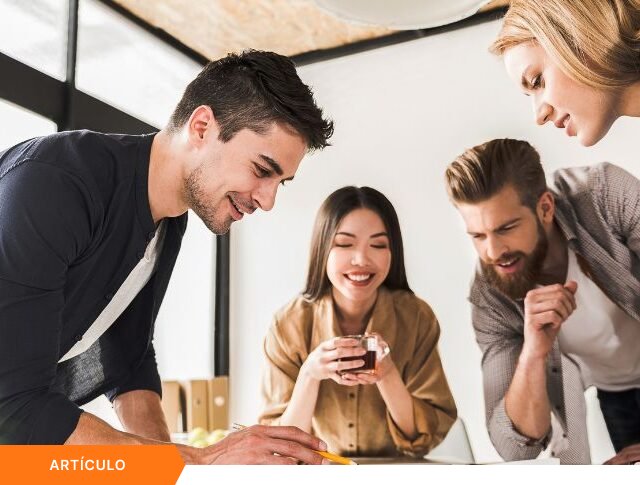 Grupo de profesionales colaborando activamente alrededor de una mesa de trabajo sobre estrategias de gestión de proyectos e innovación empresarial, presentado como imagen principal para un artículo.