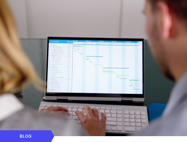 Dos profesionales analizando la planificación de un cronograma en un diagrama de Gantt en la pantalla de una laptop para la gestión de proyectos de innovación empresarial, enmarcado como imagen principal para una entrada de blog.