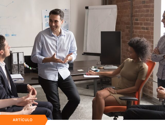 Imagen de portada para artículo mostrando a un líder de equipo dirigiendo una reunión estratégica con profesionales en una oficina moderna, con una etiqueta naranja que dice ARTÍCULO en la esquina inferior izquierda.