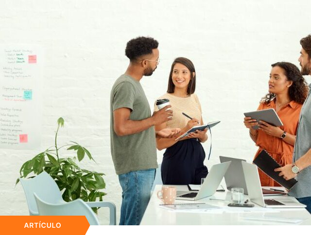 Portada de artículo que muestra a un equipo de cuatro profesionales planificando estrategias en una oficina luminosa, con etiqueta naranja de ARTÍCULO en la esquina inferior.
