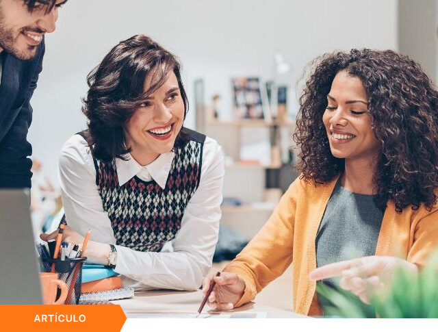 Portada de artículo que muestra a un equipo diverso sonriendo y colaborando en una oficina, con etiqueta naranja de ARTÍCULO en la esquina inferior.