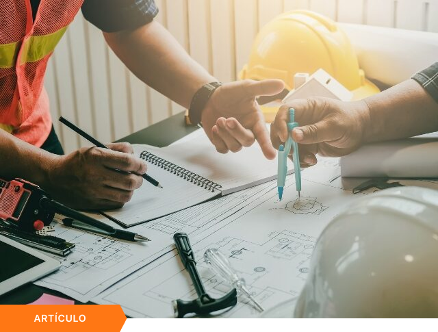 Imagen de portada para artículo mostrando a profesionales de la construcción revisando planos técnicos con un compás y equipo de seguridad, con una etiqueta naranja de ARTÍCULO en la esquina inferior izquierda.