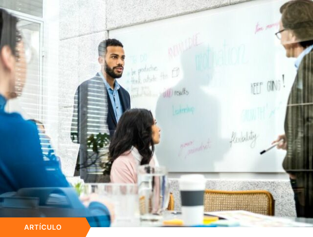 Imagen de portada para artículo mostrando una sesión de planificación estratégica en una sala de juntas con una pizarra blanca, con una etiqueta naranja de ARTÍCULO en la esquina inferior izquierda.