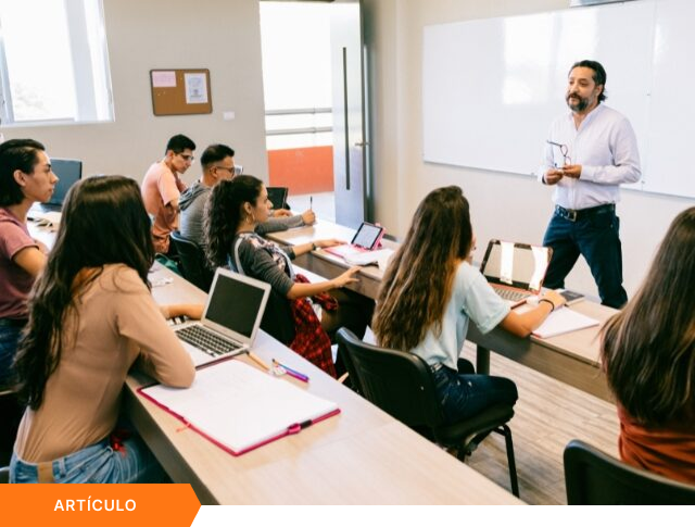Imagen de portada para artículo que muestra a un instructor impartiendo una clase sobre metodologías ágiles a jóvenes profesionales en un aula, con una etiqueta naranja de ARTÍCULO en la esquina inferior izquierda.