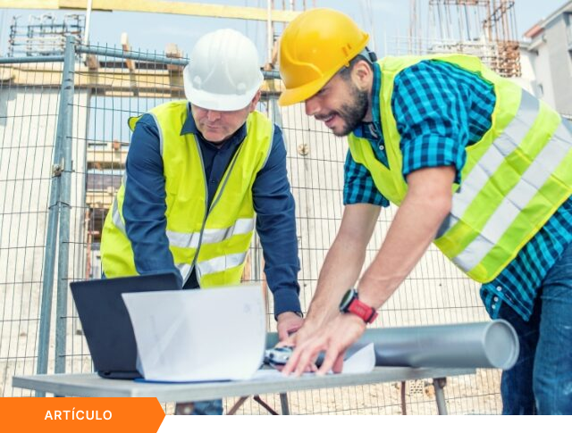 Imagen de portada para artículo mostrando a dos ingenieros con cascos y chalecos reflectantes revisando planos y una computadora portátil en una obra de construcción, con una etiqueta naranja de ARTÍCULO en la esquina inferior izquierda.