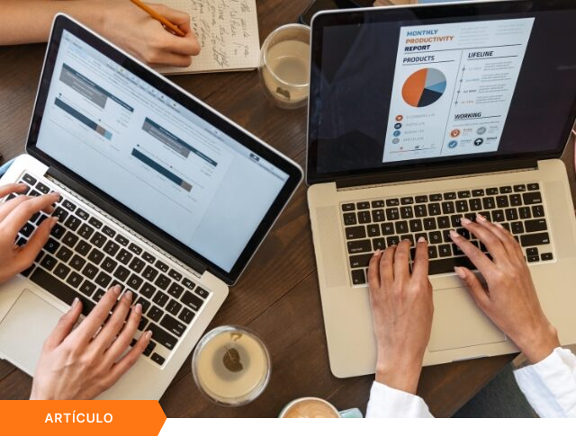 Imagen de portada para artículo que muestra una vista cenital de dos profesionales trabajando en laptops sobre una mesa de madera; una de las pantallas muestra un gráfico circular de métricas, mientras la otra persona toma notas a mano. En la esquina inferior izquierda hay una etiqueta naranja con la palabra "ARTÍCULO".