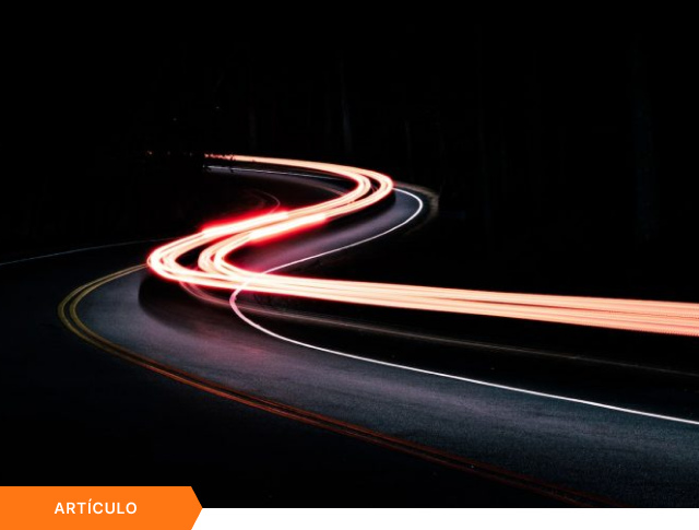 Portada de artículo con una imagen de larga exposición de luces de tráfico en una carretera curva nocturna, con la etiqueta naranja de ARTÍCULO en la esquina inferior izquierda.