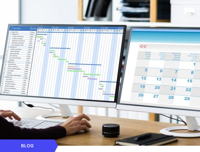 Profesional trabajando en un escritorio con doble monitor, sincronizando un diagrama de Gantt detallado con un calendario mensual, diseñado como imagen de portada para un artículo de blog sobre estrategias de planificación y gestión del tiempo en proyectos.