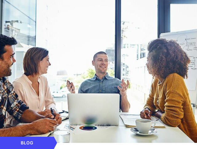 Equipo diverso de profesionales discutiendo estrategias de innovación en una oficina moderna, utilizado como imagen de portada para un artículo de blog sobre colaboración y gestión de proyectos.