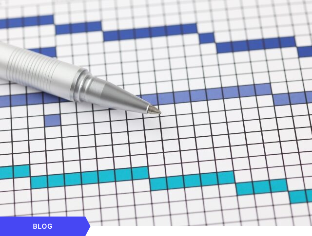 Primer plano de un bolígrafo plateado descansando sobre un diagrama de Gantt impreso en papel, diseñado como imagen de portada para un artículo de blog sobre los fundamentos de la planificación visual y el seguimiento de proyectos.